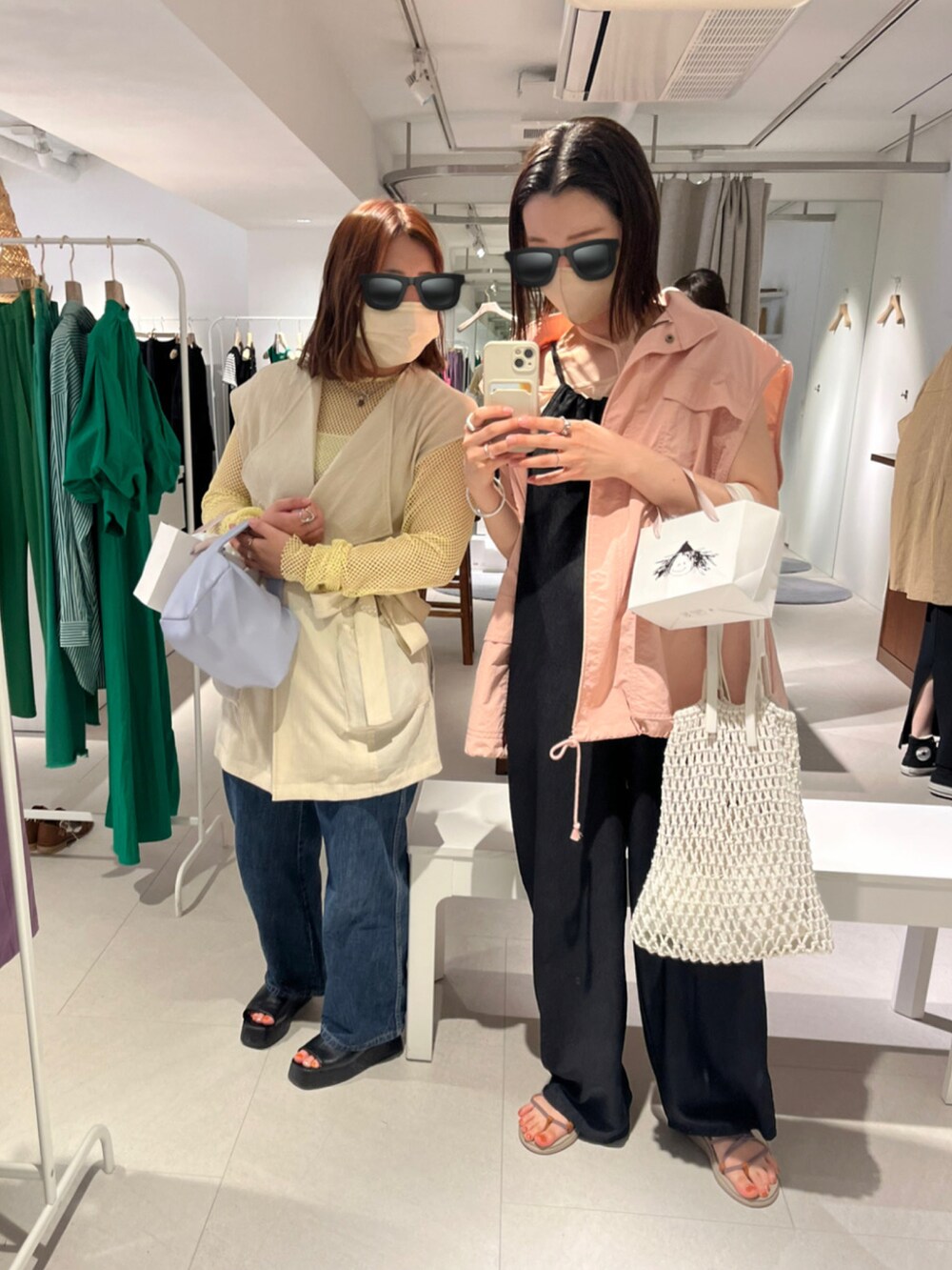 ブラック系のつなぎ/オールインワン、ピンク系のその他アウター、ホワイト系のトートバッグを着用したレディースの夏コーディネートの2枚目の写真