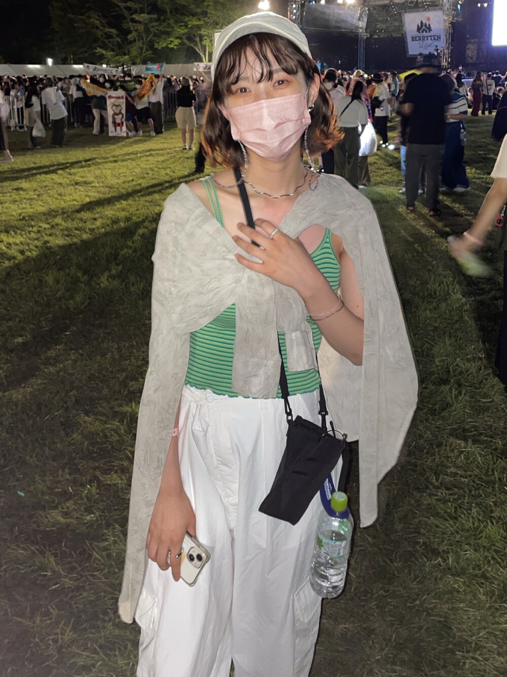 グリーン系のキャミソール、グリーン系のシャツ/ブラウス、ホワイト系のカーゴパンツを着用したレディースの秋コーディネートの2枚目の写真