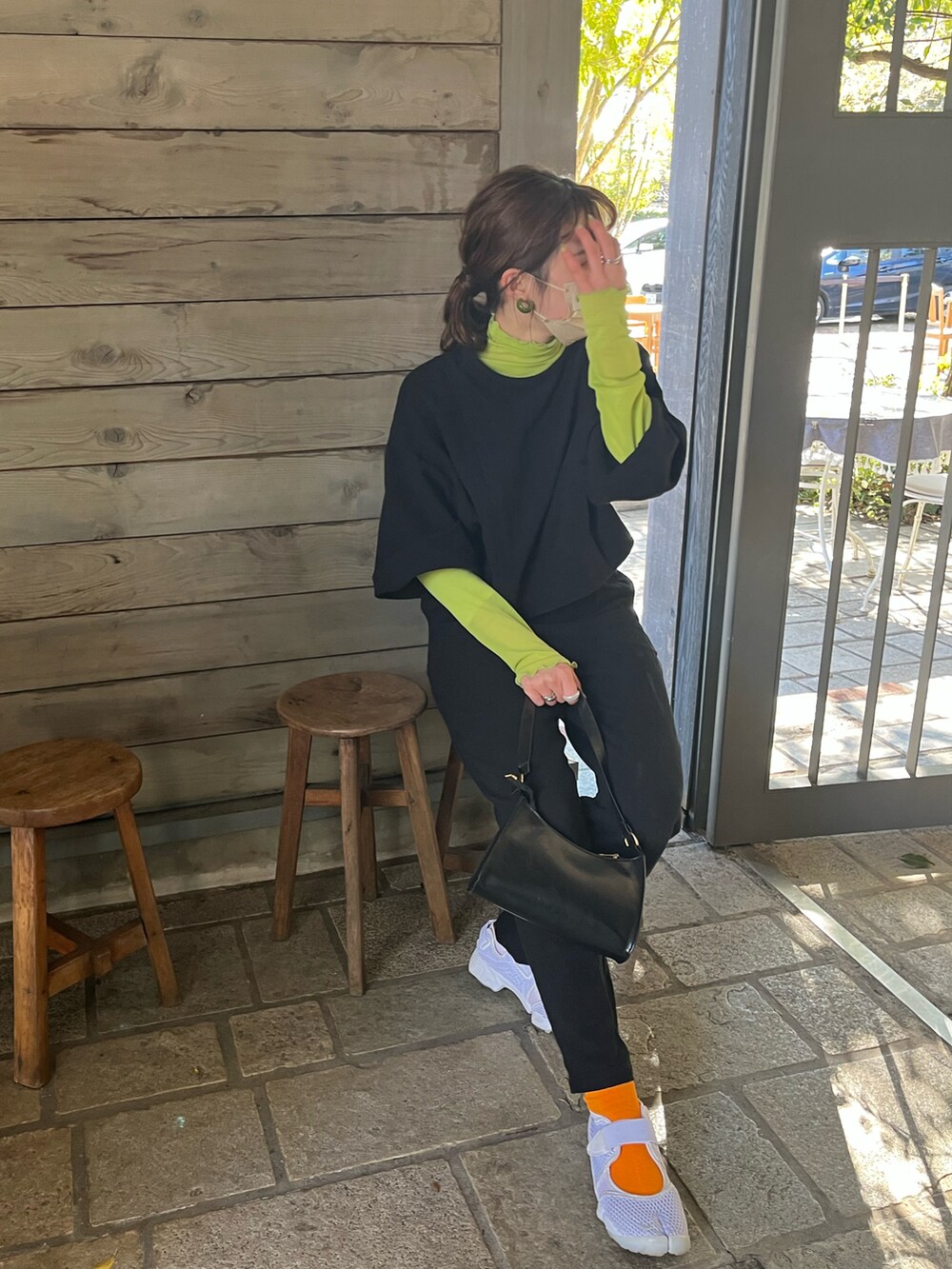 ブラック系のオールインワン・サロペットを着用したレディースの冬コーディネートの2枚目の写真