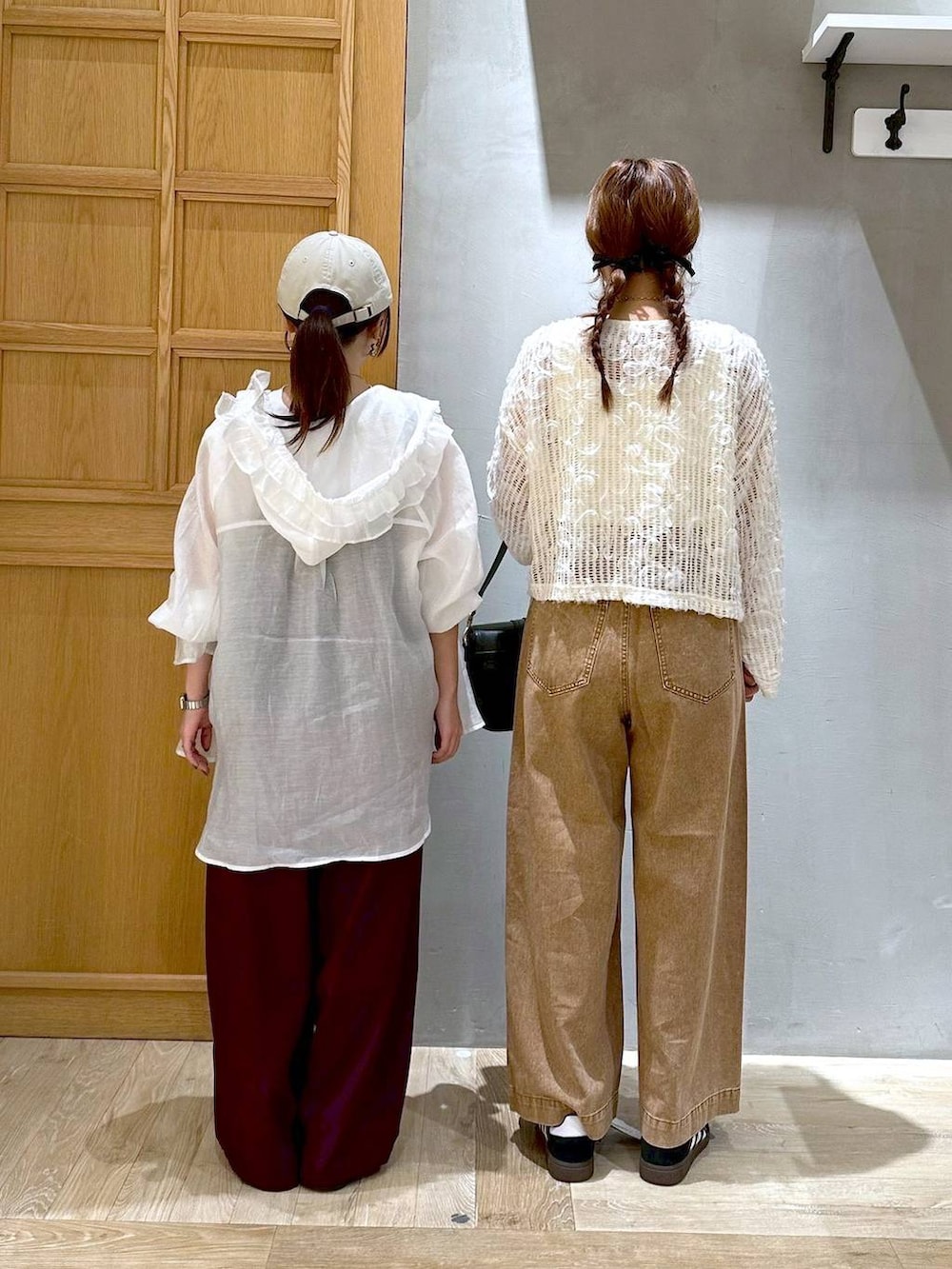 ブラウン系のデニムパンツ、パープル系のその他パンツ、ブラック系のショルダーバッグを着用したレディースの秋コーディネートの3枚目の写真