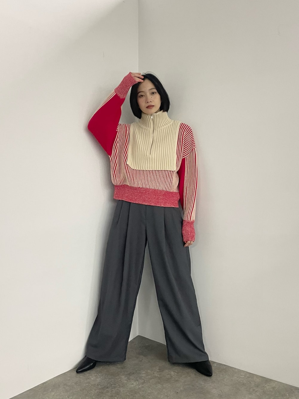 レッド系のニット/セーターを着用したレディースの夏コーディネートの2枚目の写真