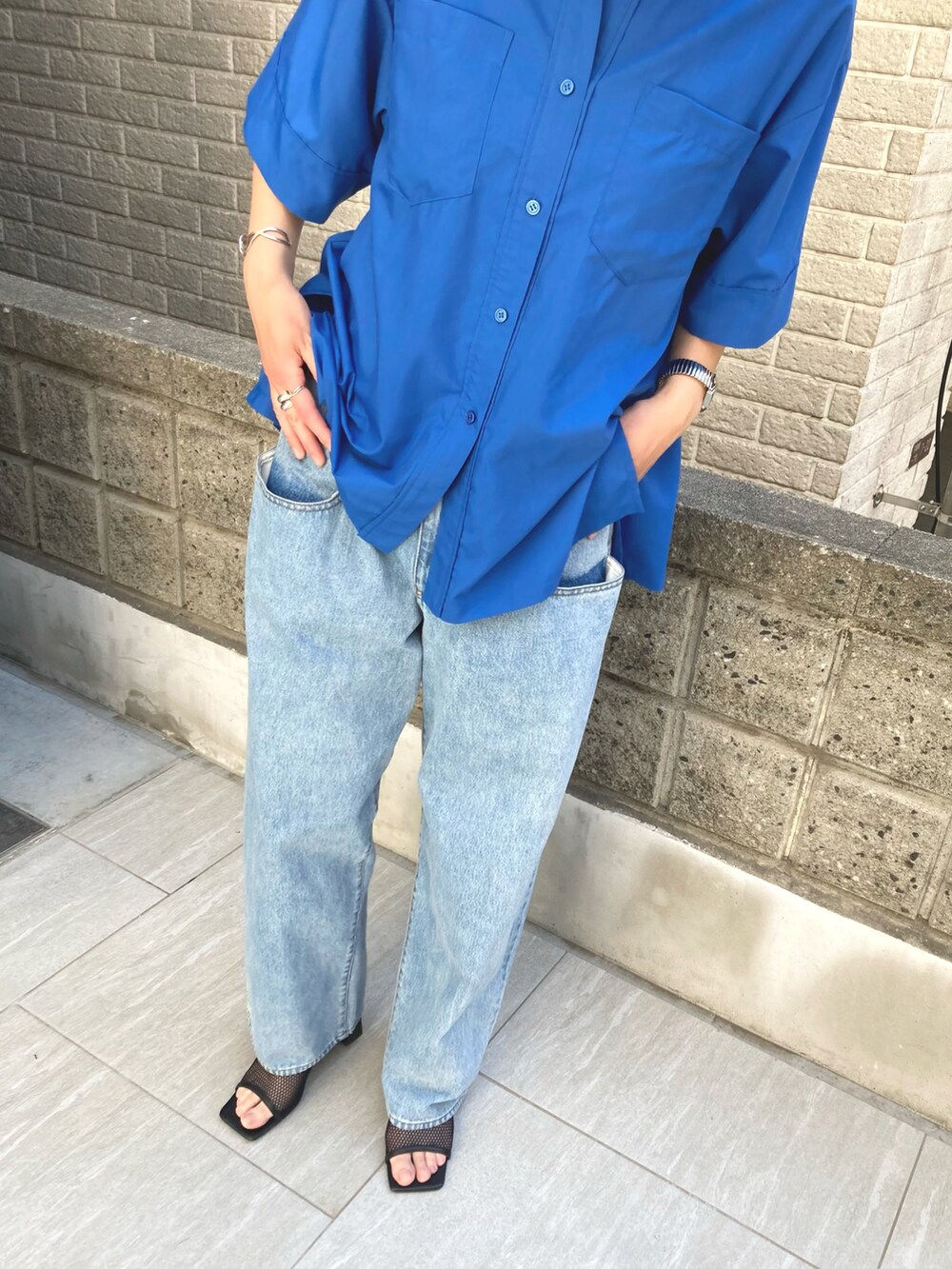 ブルー系のシャツ/ブラウス、ブルー系のデニムパンツを着用したレディースの夏コーディネートの3枚目の写真