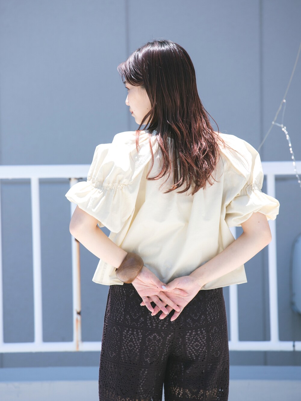 ベージュ系のシャツ/ブラウス、ブラウン系のその他パンツ、ブラック系のサンダルを着用したレディースの夏コーディネートの2枚目の写真