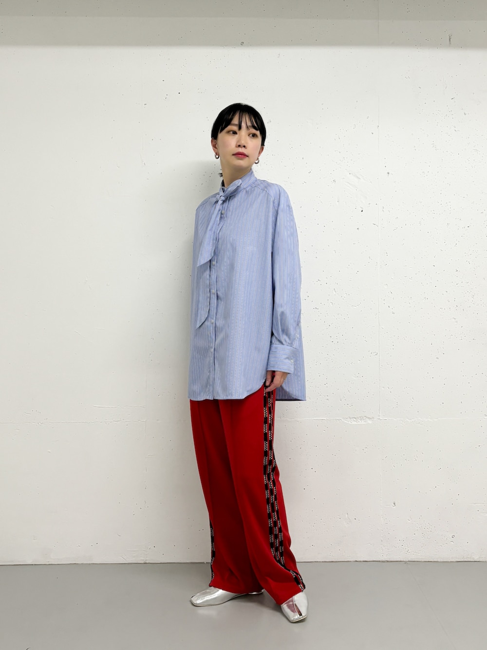 レッド系のその他パンツ、ブルー系のシャツ/ブラウスを着用したレディースの冬コーディネートの2枚目の写真