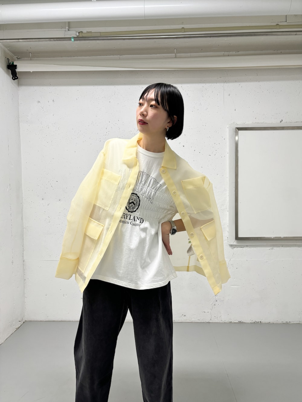 ホワイト系のカバーオール、ホワイト系のTシャツ/カットソー、ブラック系のデニムパンツを着用したレディースの春コーディネートの3枚目の写真