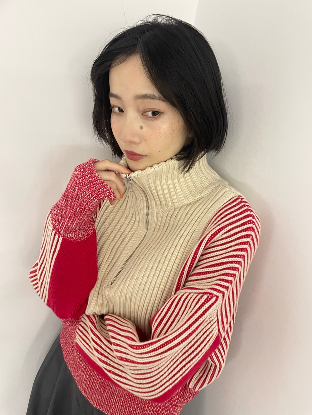 レッド系のニット/セーターを着用したレディースの夏コーディネートの3枚目の写真