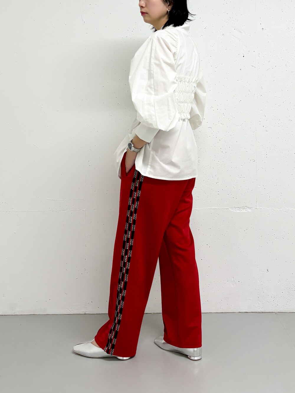 ホワイト系のシャツ/ブラウス、レッド系のその他パンツを着用したレディースの冬コーディネートの2枚目の写真