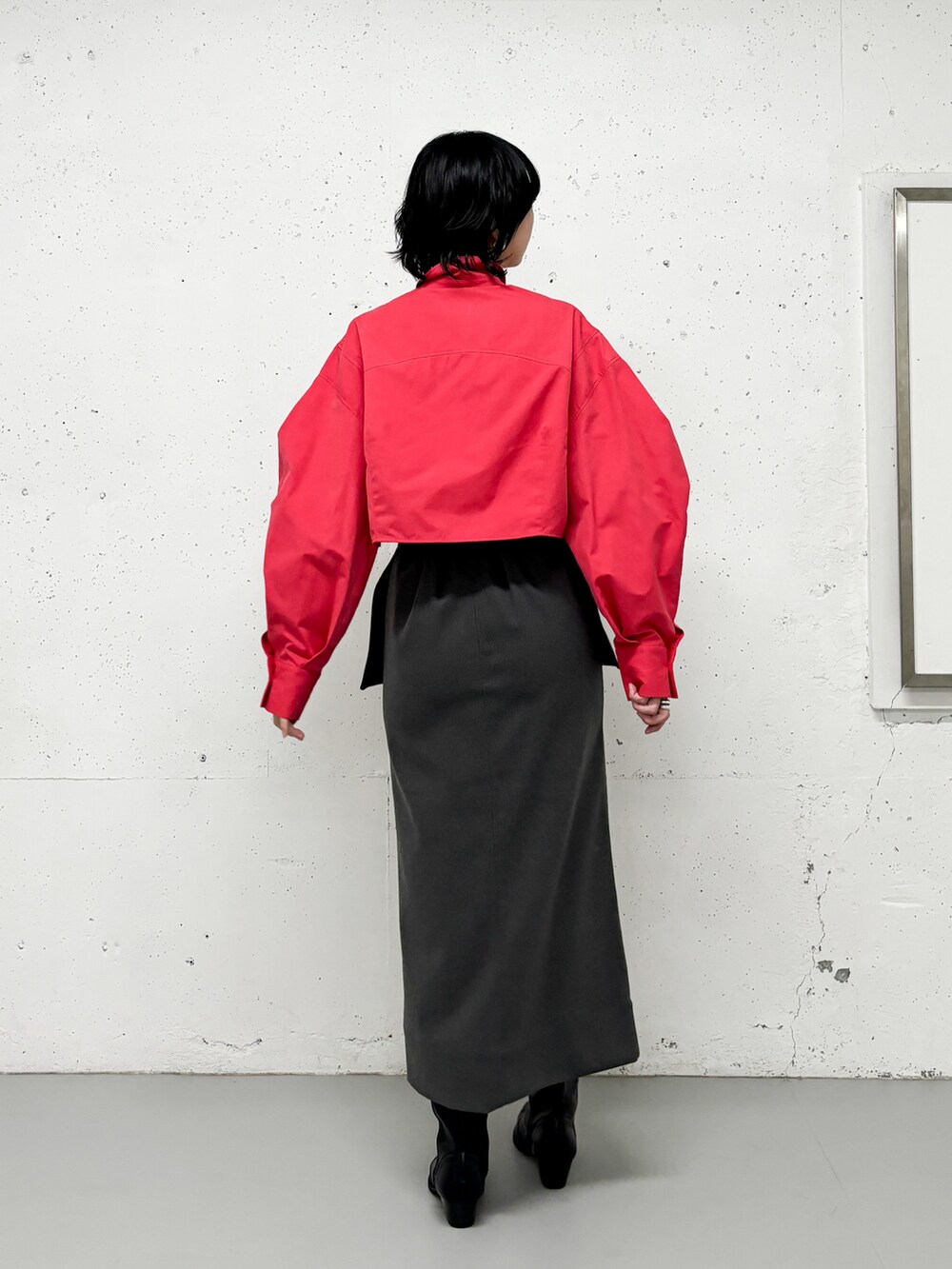 ピンク系のシャツ/ブラウス、グレー系のスカート、ブラック系のブーツを着用したレディースの冬コーディネートの3枚目の写真