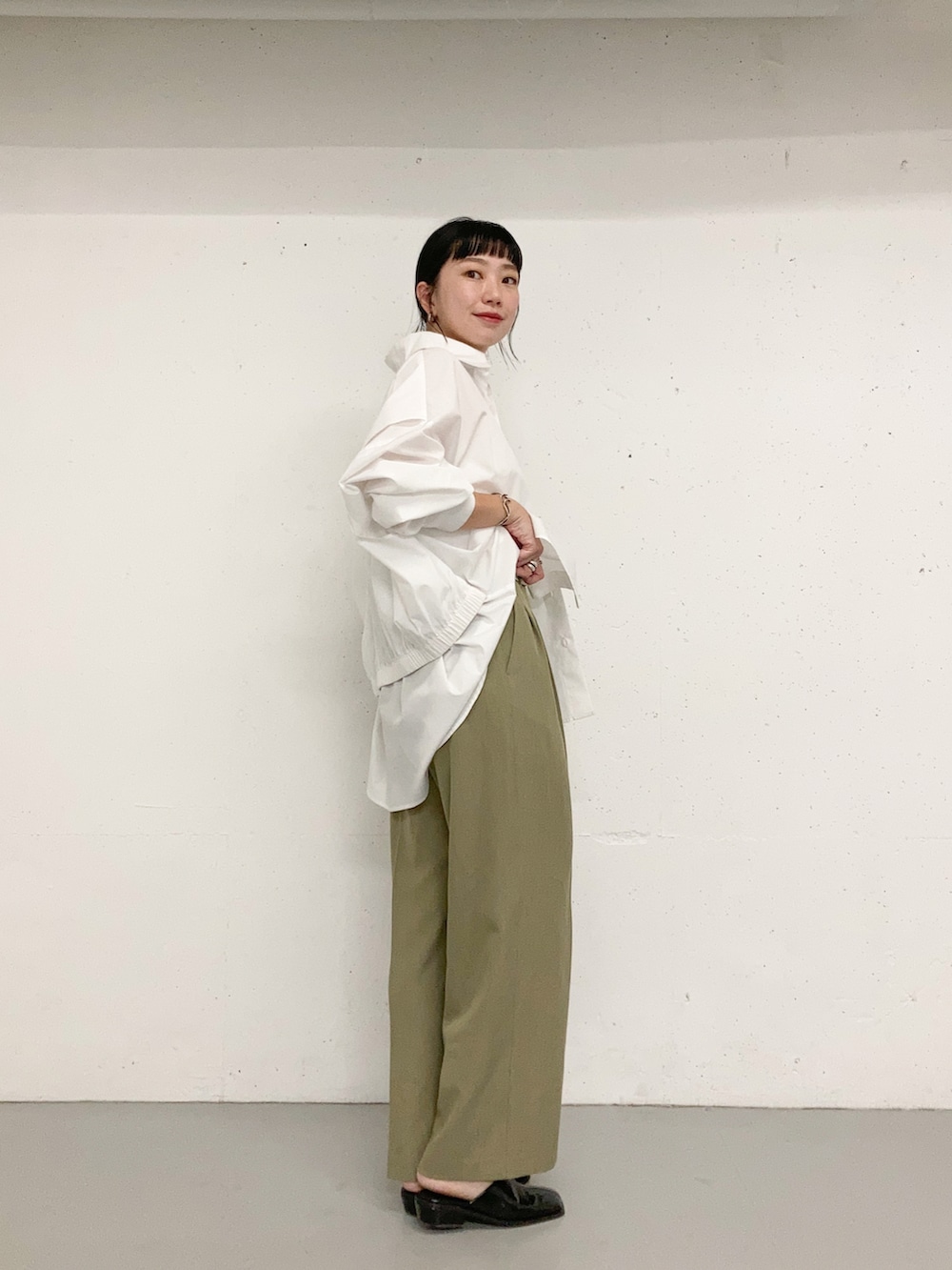 ホワイト系のシャツ/ブラウスを着用したレディースの夏コーディネートの2枚目の写真