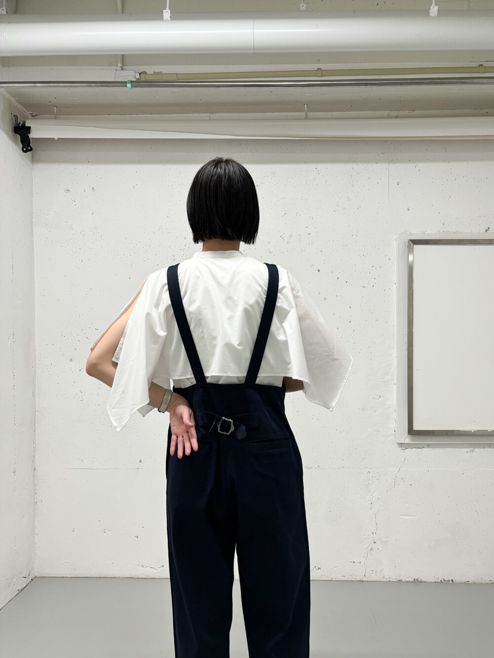 ホワイト系のシャツ/ブラウス、ブルー系のサロペット/オーバーオールを着用したレディースの春コーディネートの4枚目の写真