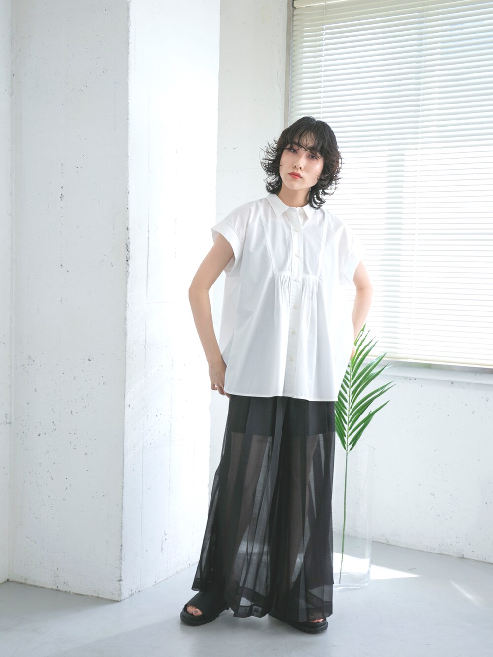 ホワイト系のシャツ/ブラウス、ブラック系のその他パンツ、ブラック系のサンダルを着用したレディースの夏コーディネートの2枚目の写真