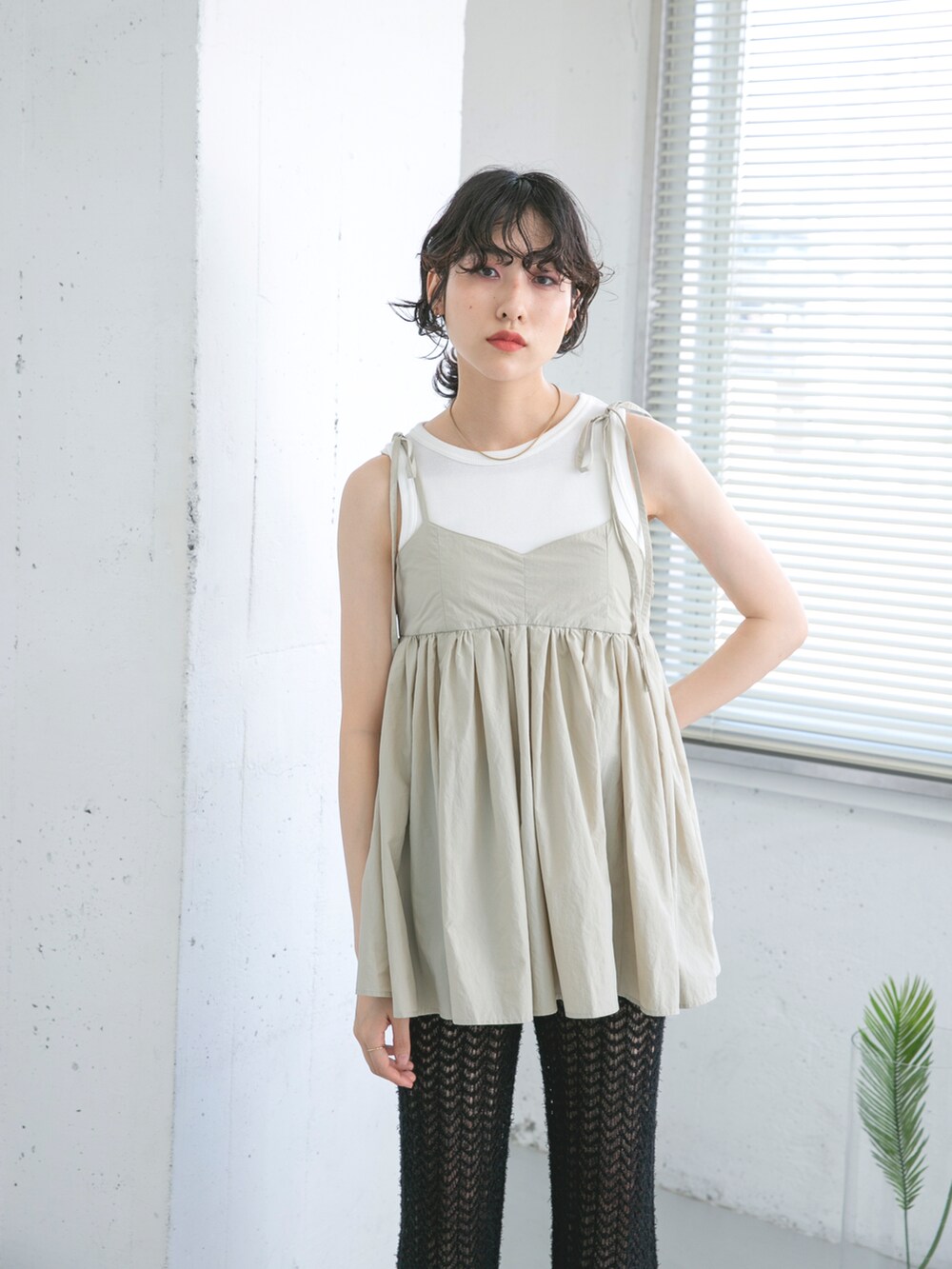 ベージュ系のその他トップス、ホワイト系のタンクトップ、ブラック系のその他パンツを着用したレディースの夏コーディネートの3枚目の写真