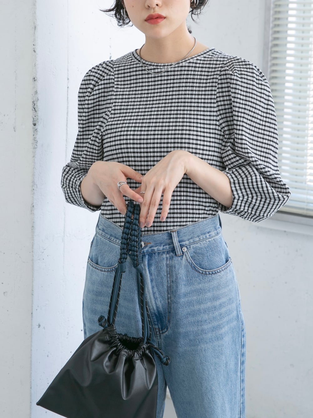 ホワイト系のシャツ/ブラウス、ブラック系のショルダーバッグ、ブルー系のデニムパンツを着用したレディースの夏コーディネートの5枚目の写真