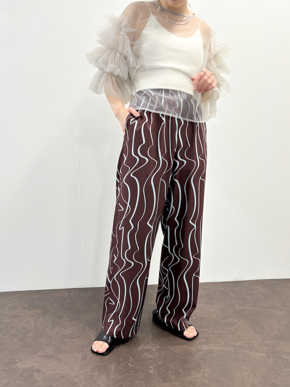 グレー系のシャツ/ブラウス、レッド系のその他パンツを着用したレディースの春コーディネートの3枚目の写真