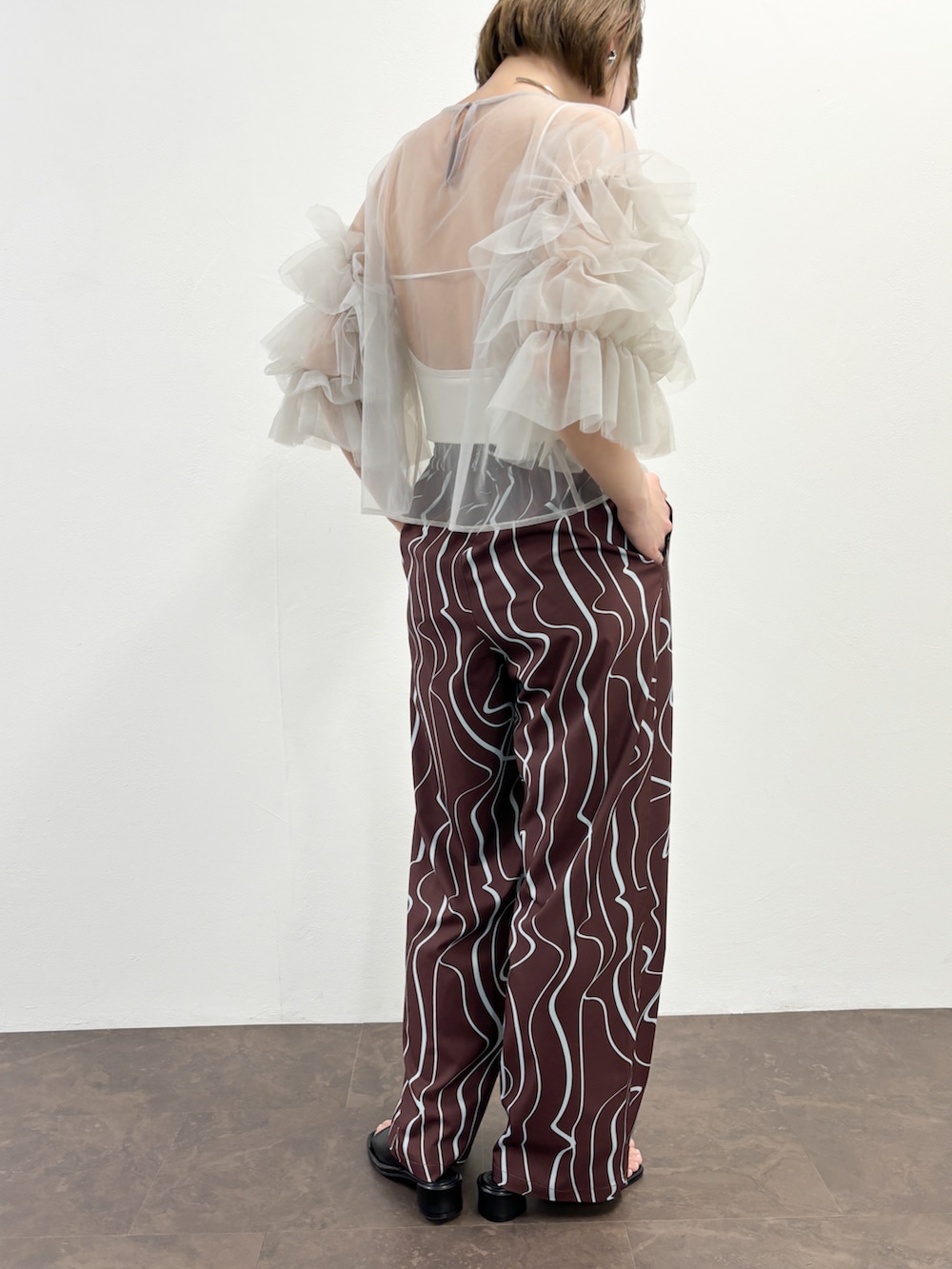 グレー系のシャツ/ブラウス、レッド系のその他パンツを着用したレディースの春コーディネートの4枚目の写真