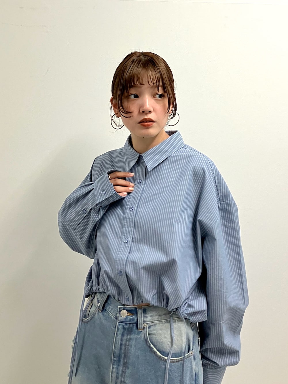 ブルー系のデニムパンツ、ブルー系のシャツ/ブラウス、イエロー系のその他シューズを着用したレディースの夏コーディネートの2枚目の写真