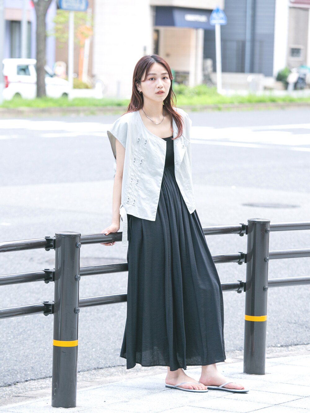 シルバー系のサンダル、グリーン系のベスト、ブラック系のワンピースを着用したレディースの夏コーディネートの2枚目の写真