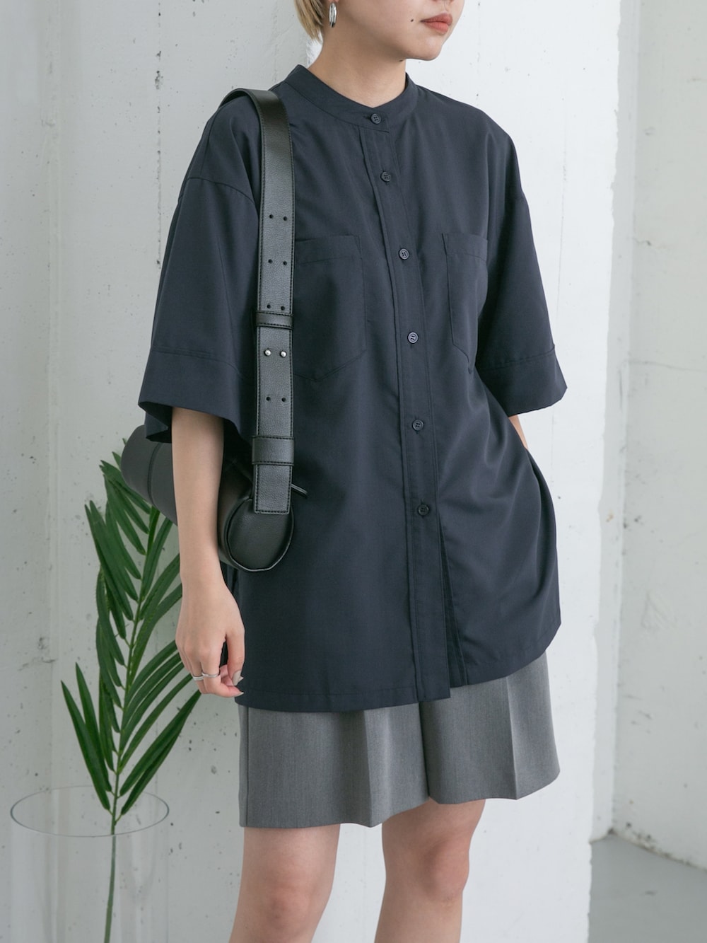 ブルー系のシャツ/ブラウス、グレー系のその他パンツ、ブラック系のサンダルを着用したレディースの夏コーディネートの3枚目の写真