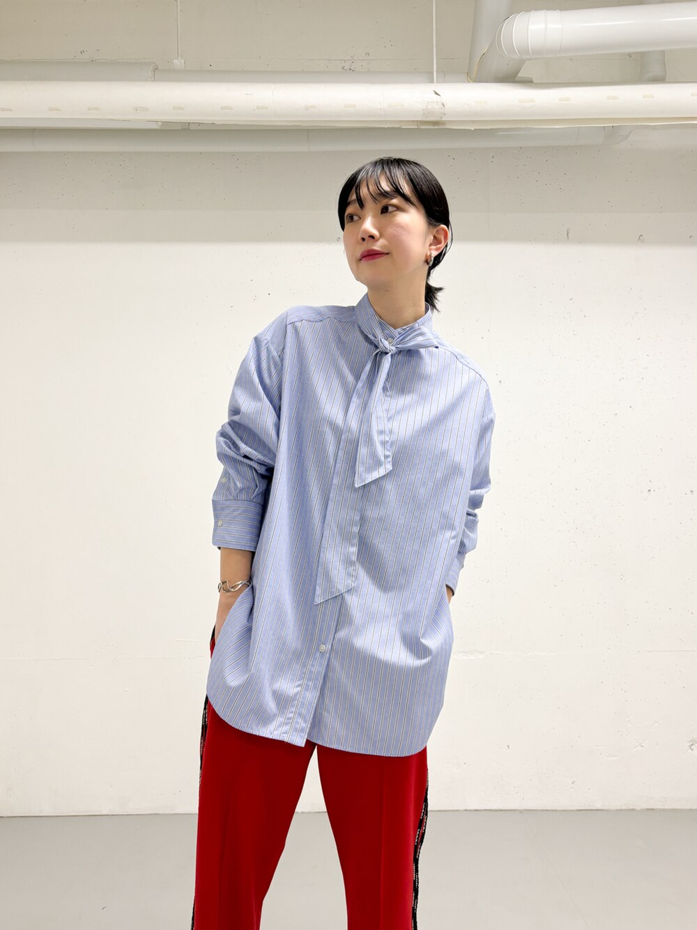 レッド系のその他パンツ、ブルー系のシャツ/ブラウスを着用したレディースの冬コーディネートの3枚目の写真