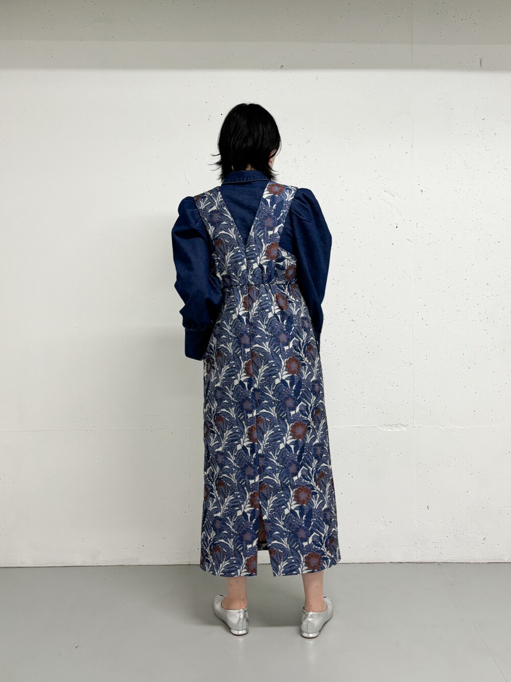 ブルー系のワンピース、ブルー系のシャツ/ブラウスを着用したレディースの冬コーディネートの3枚目の写真