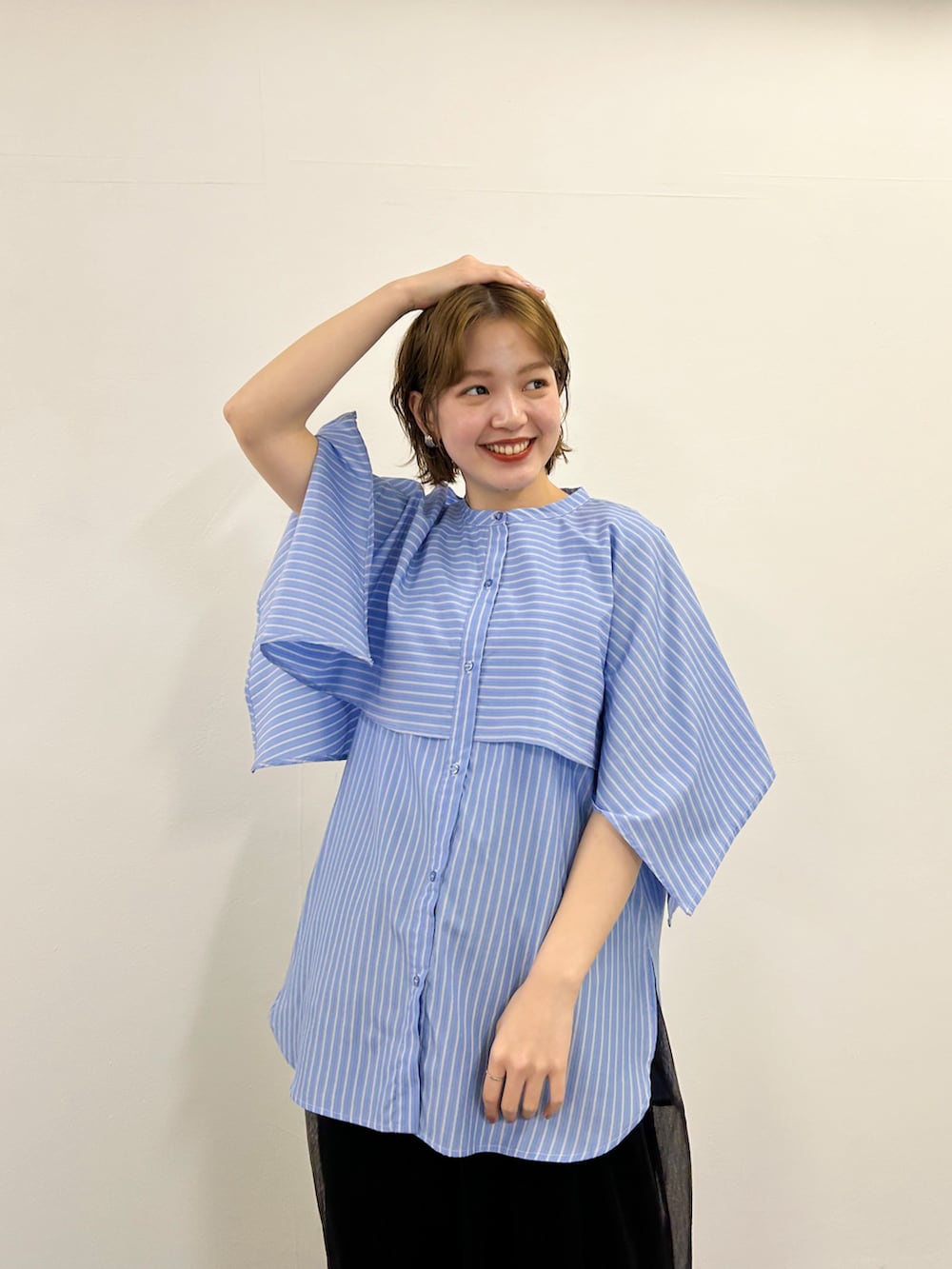 ブラック系のその他パンツ、シルバー系のパンプス、ブルー系のシャツ/ブラウスを着用したレディースの春コーディネートの3枚目の写真