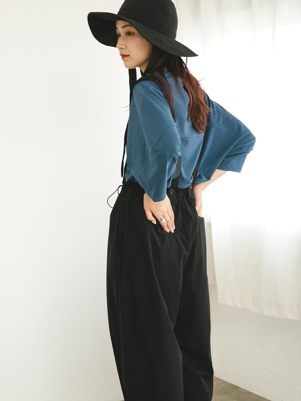 ブラック系のサンダル、ブルー系のTシャツ/カットソー、ブラック系のサロペット/オーバーオールを着用したレディースの夏コーディネートの3枚目の写真