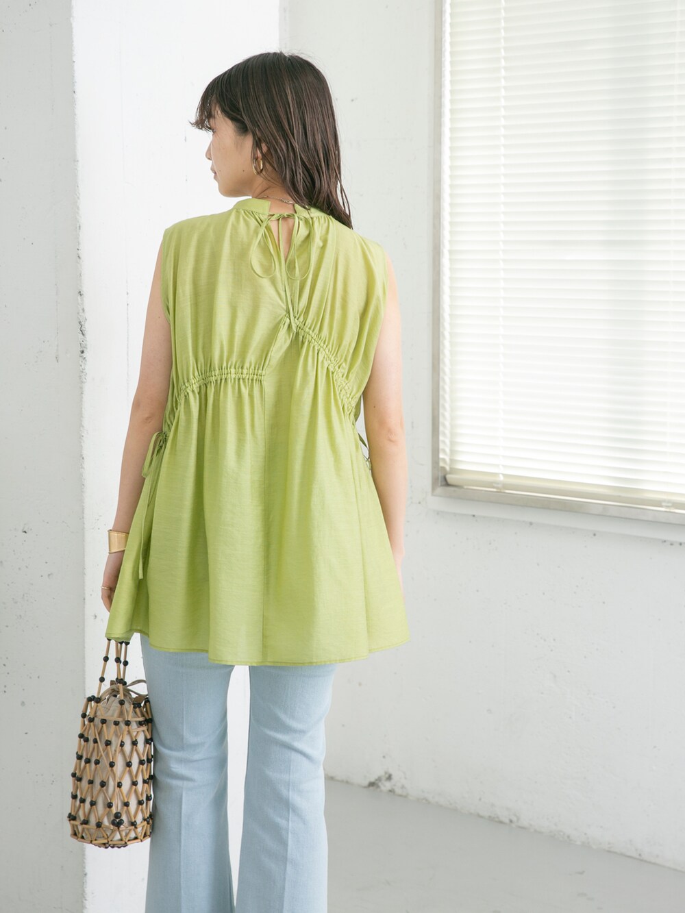 グリーン系のシャツ/ブラウス、ブルー系のデニムパンツ、イエロー系のサンダルを着用したレディースの夏コーディネートの3枚目の写真