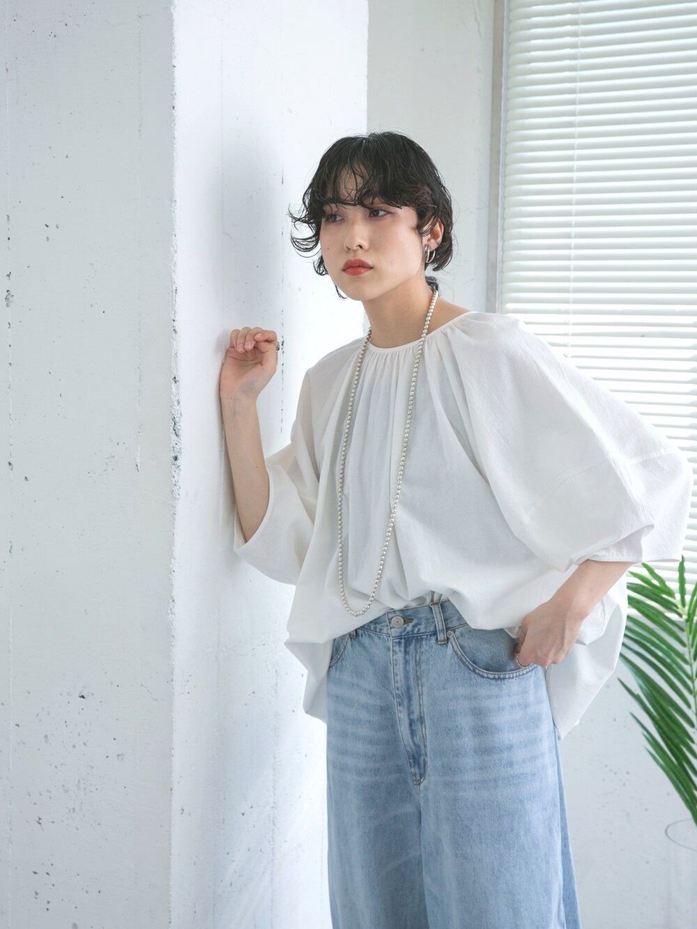 ホワイト系のシャツ/ブラウス、ブルー系のデニムパンツ、パープル系のサンダルを着用したレディースの夏コーディネートの3枚目の写真