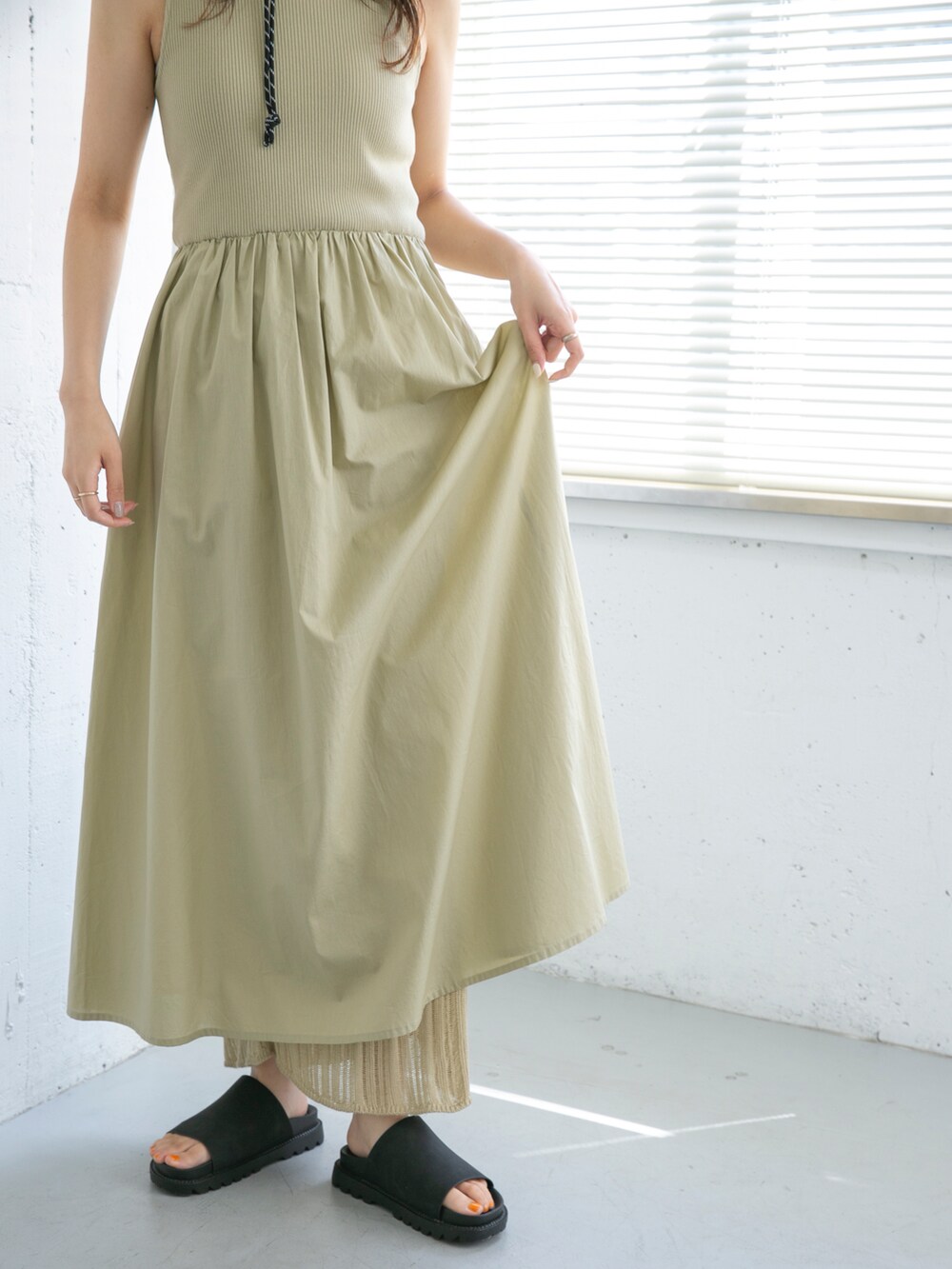 ベージュ系のワンピース、ブラック系のサンダル、グレー系のハットを着用したレディースの夏コーディネートの5枚目の写真