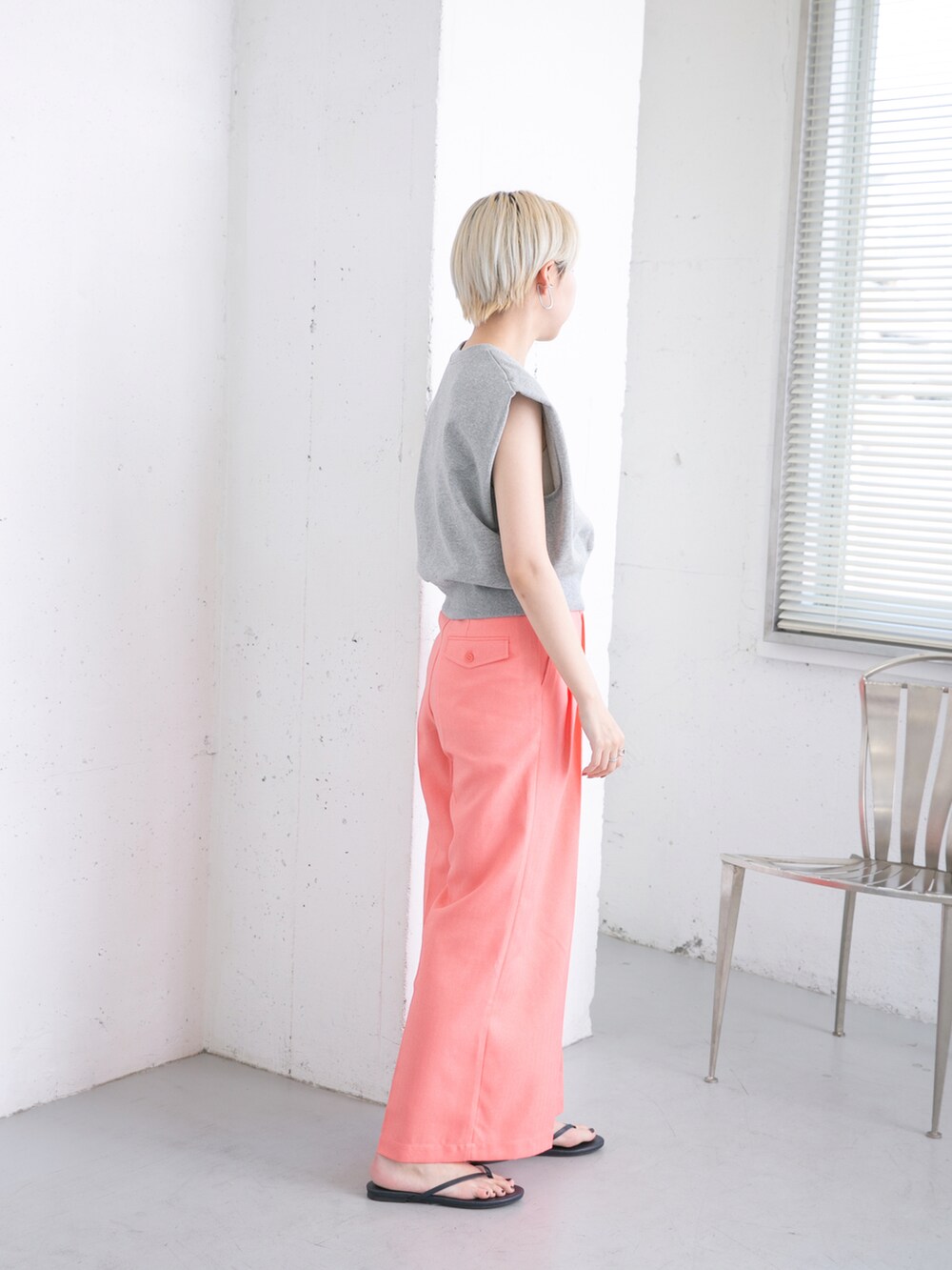 グレー系のスウェット、ピンク系のその他パンツを着用したレディースの夏コーディネートの2枚目の写真