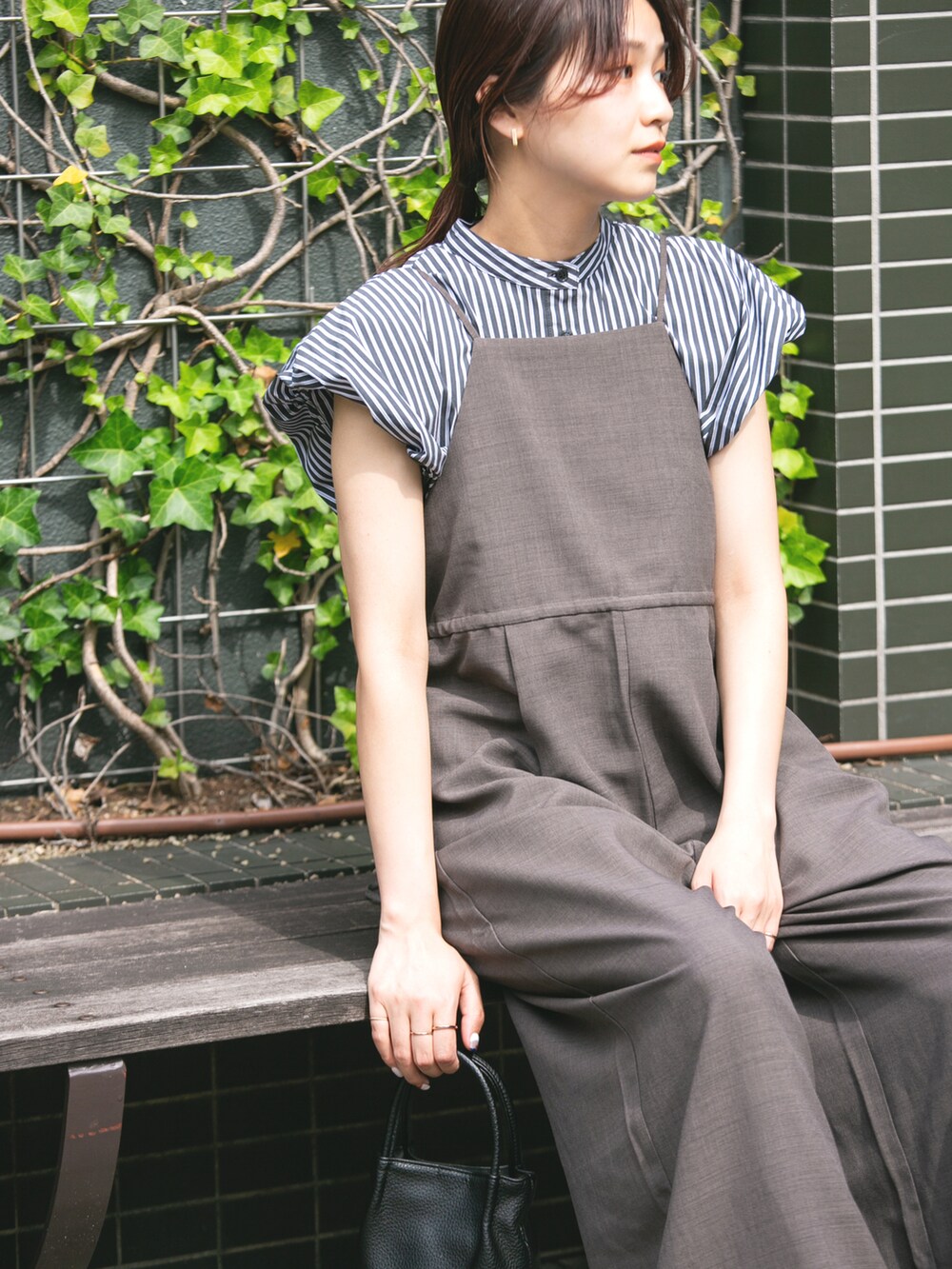 ブルー系のサンダル、ブラウン系のサロペット/オーバーオール、グレー系のシャツ/ブラウスを着用したレディースの夏コーディネートの3枚目の写真