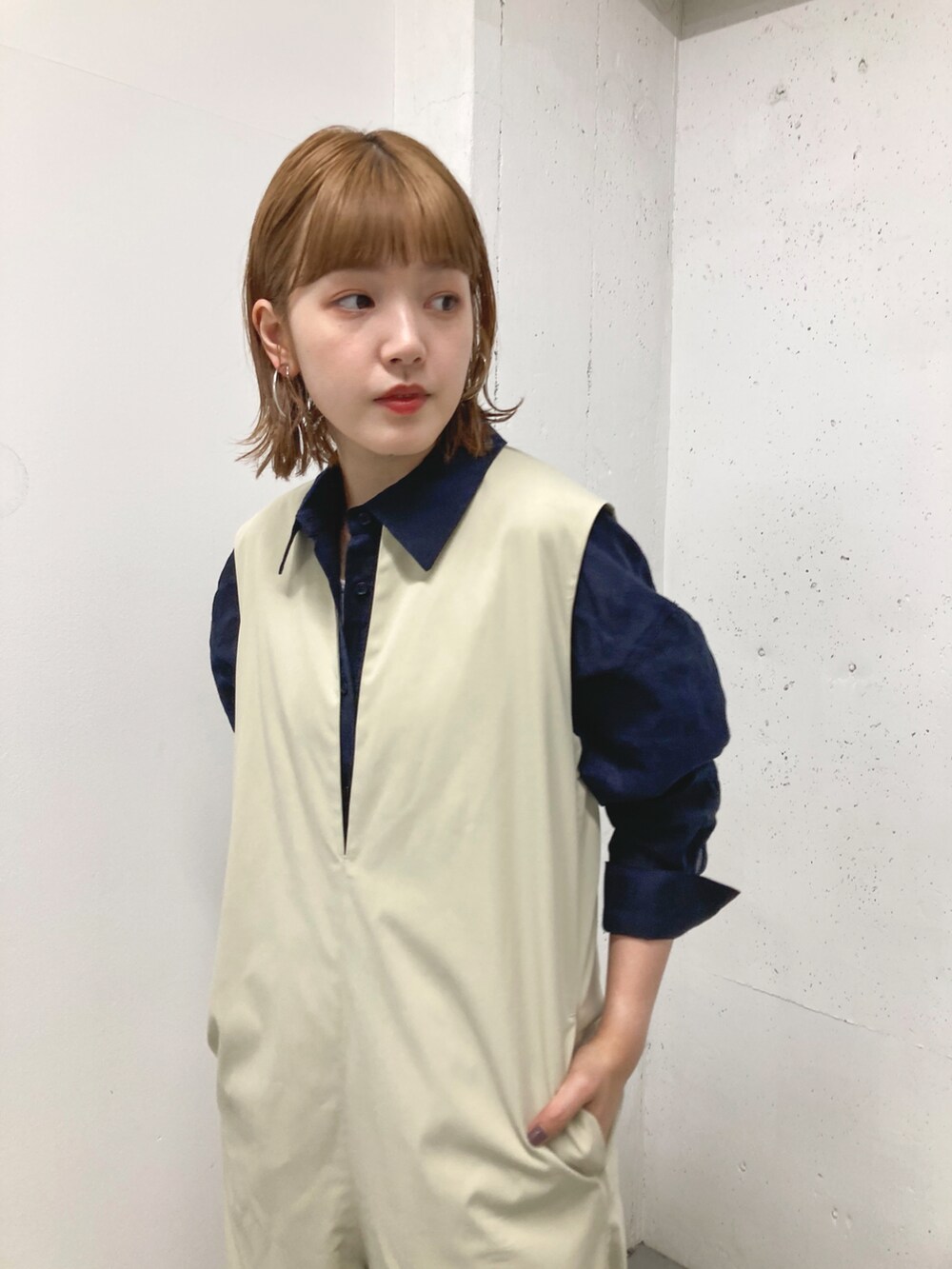 ブルー系のシャツ/ブラウス、ベージュ系のサロペット/オーバーオールを着用したレディースの夏コーディネートの4枚目の写真