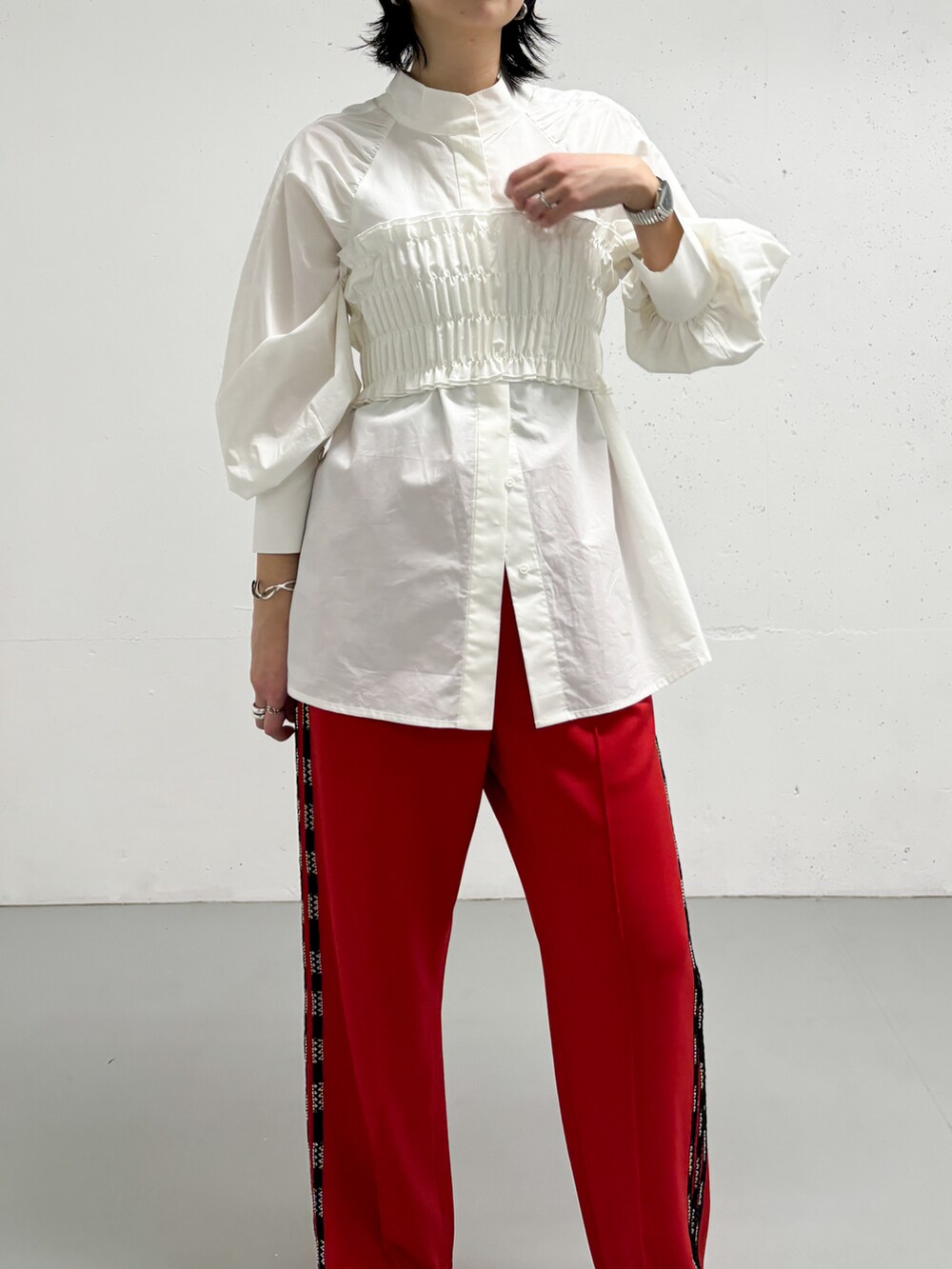 ホワイト系のシャツ/ブラウス、レッド系のその他パンツを着用したレディースの冬コーディネートの3枚目の写真