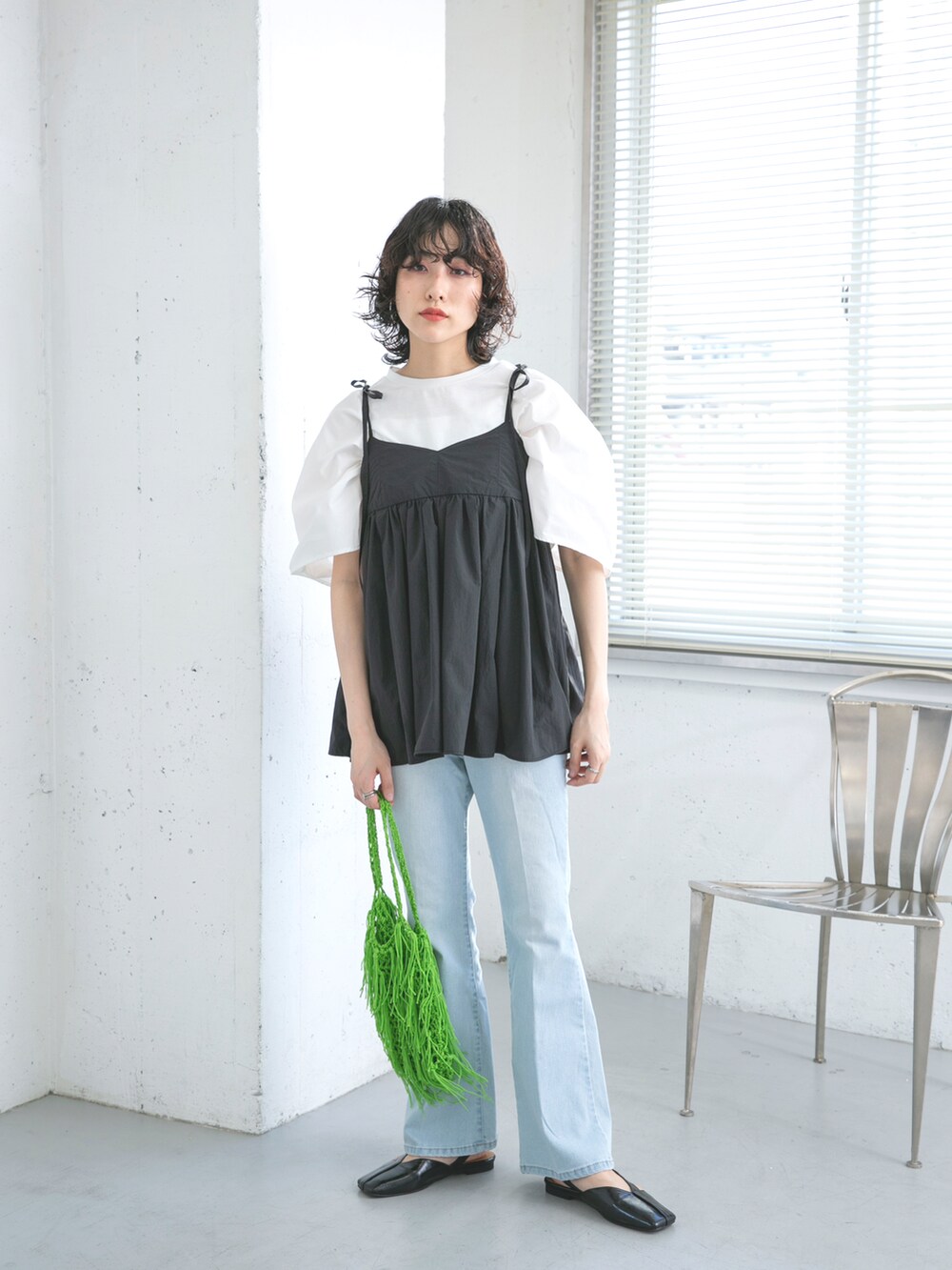 ホワイト系のTシャツ/カットソー、ブラック系のベスト、ブルー系のデニムパンツを着用したレディースの夏コーディネートの2枚目の写真