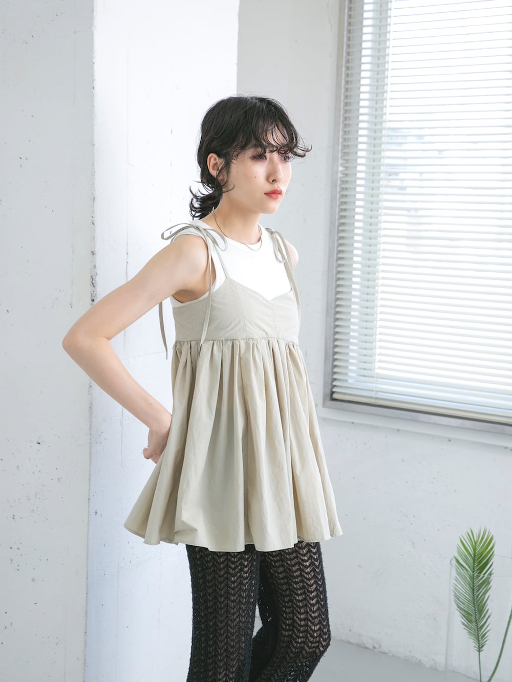 ベージュ系のその他トップス、ホワイト系のタンクトップ、ブラック系のその他パンツを着用したレディースの夏コーディネートの4枚目の写真