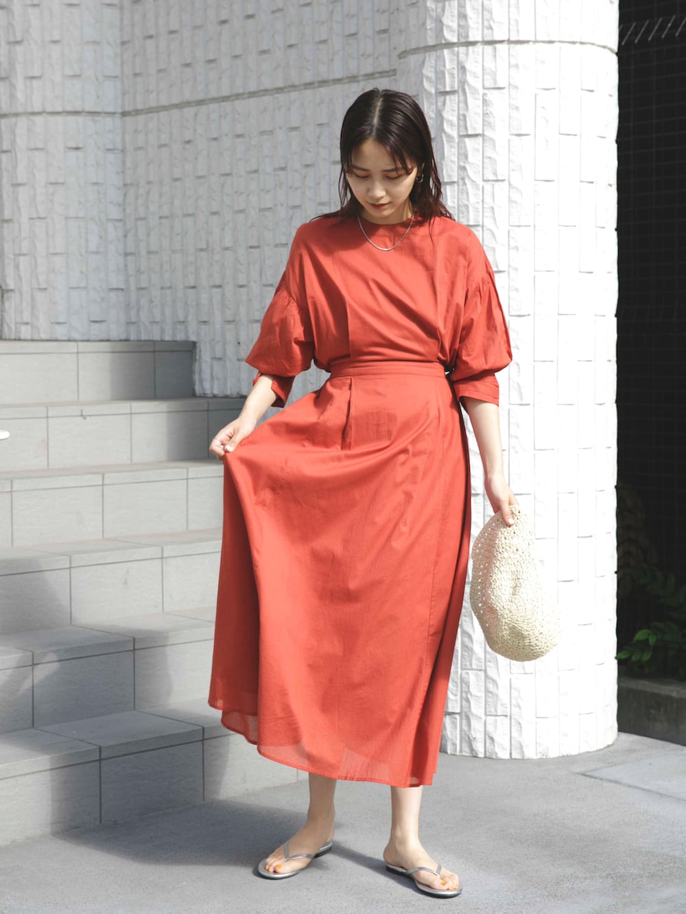 シルバー系のサンダル、ブラウン系のワンピース、ベージュ系のハットを着用したレディースの夏コーディネートの2枚目の写真