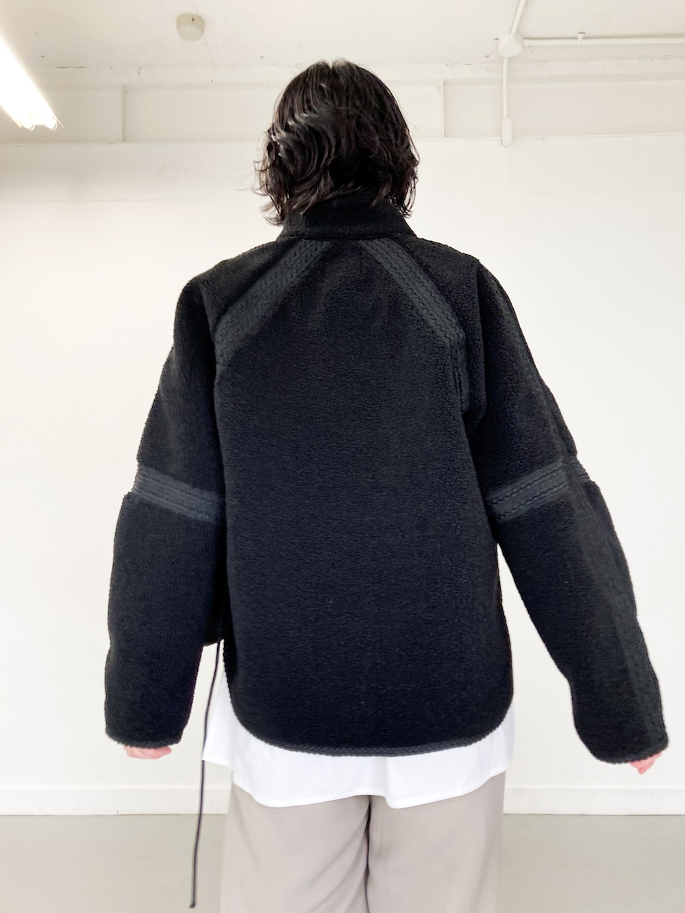ブラック系のその他アウター、グリーン系のTシャツ/カットソーを着用したレディースの秋コーディネートの3枚目の写真