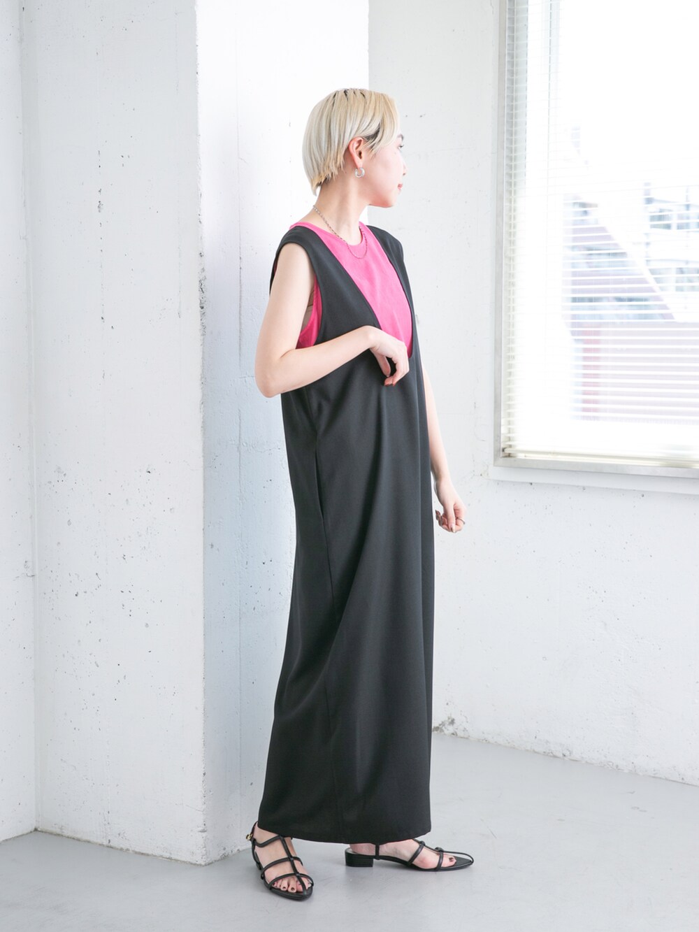 ブラック系のワンピース、ピンク系のシャツ/ブラウス、ブラック系のサンダルを着用したレディースの夏コーディネートの2枚目の写真