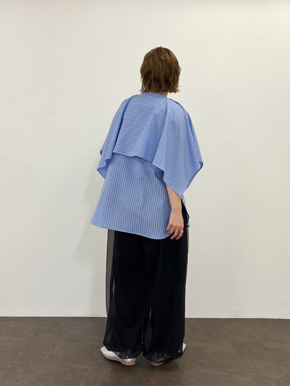 ブラック系のその他パンツ、シルバー系のパンプス、ブルー系のシャツ/ブラウスを着用したレディースの春コーディネートの2枚目の写真