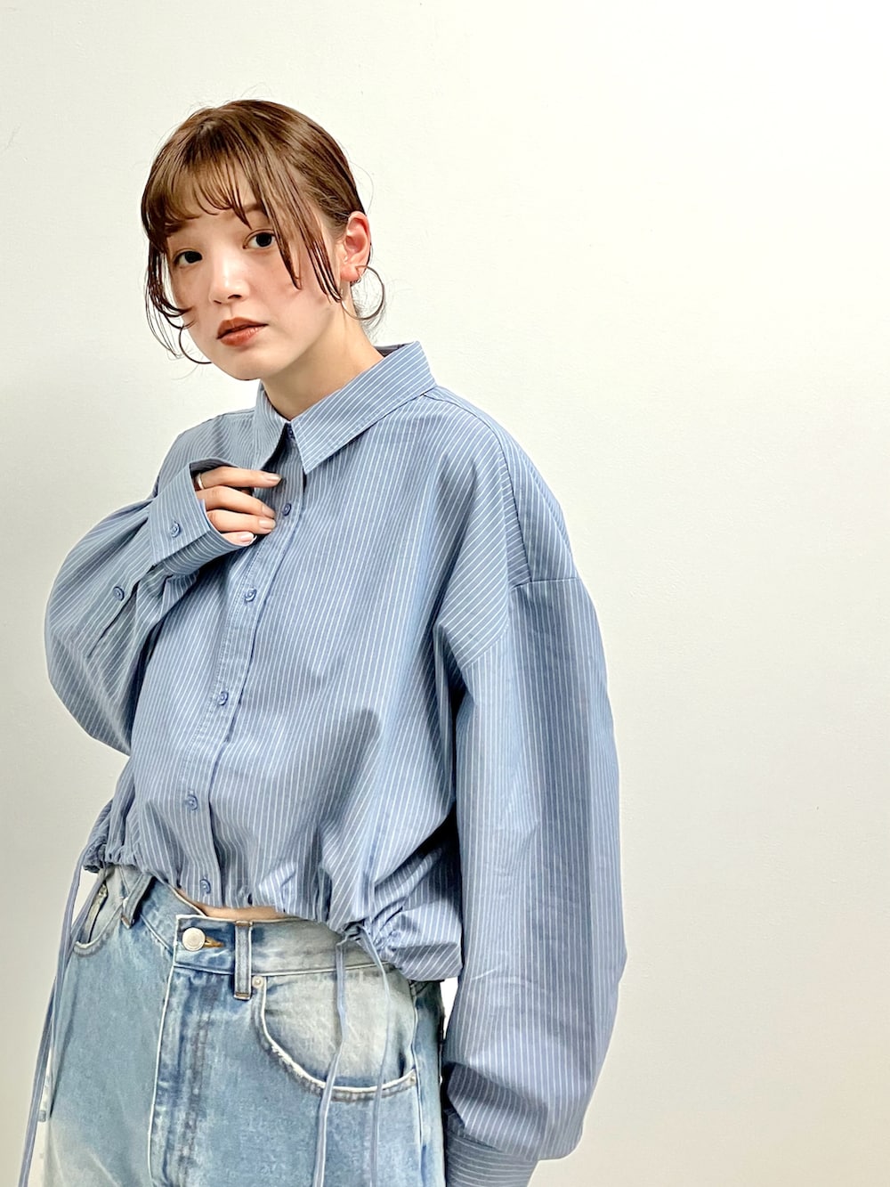 ブルー系のデニムパンツ、ブルー系のシャツ/ブラウス、イエロー系のその他シューズを着用したレディースの夏コーディネートの3枚目の写真