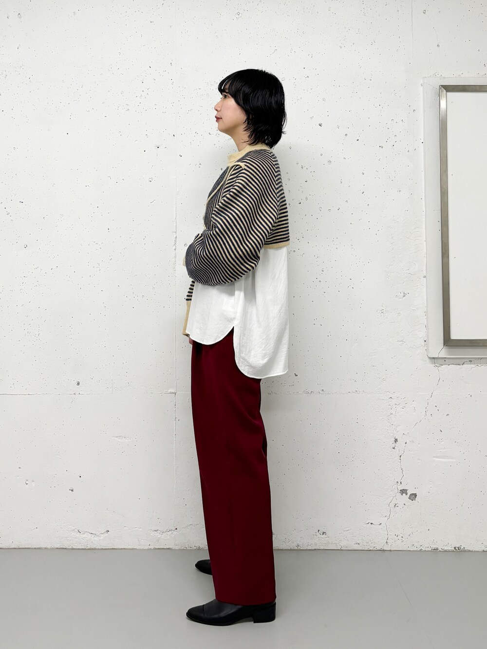 ブルー系のニット/セーター、ホワイト系のTシャツ/カットソーを着用したレディースの冬コーディネートの2枚目の写真