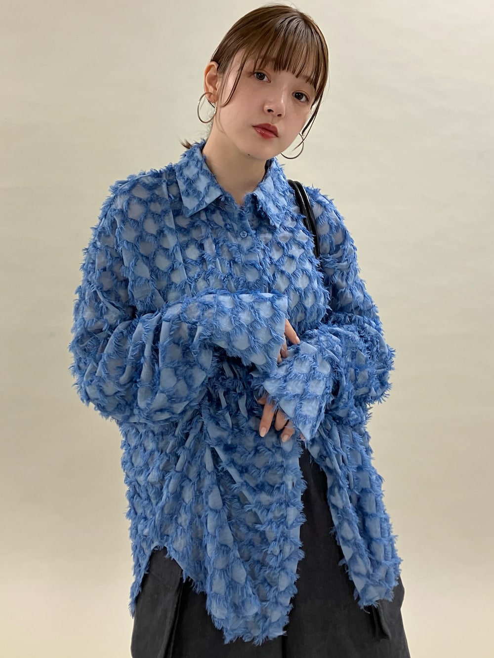 ブルー系のシャツ/ブラウス、グレー系のその他パンツ、ブラック系のブーツを着用したレディースの秋コーディネートの2枚目の写真