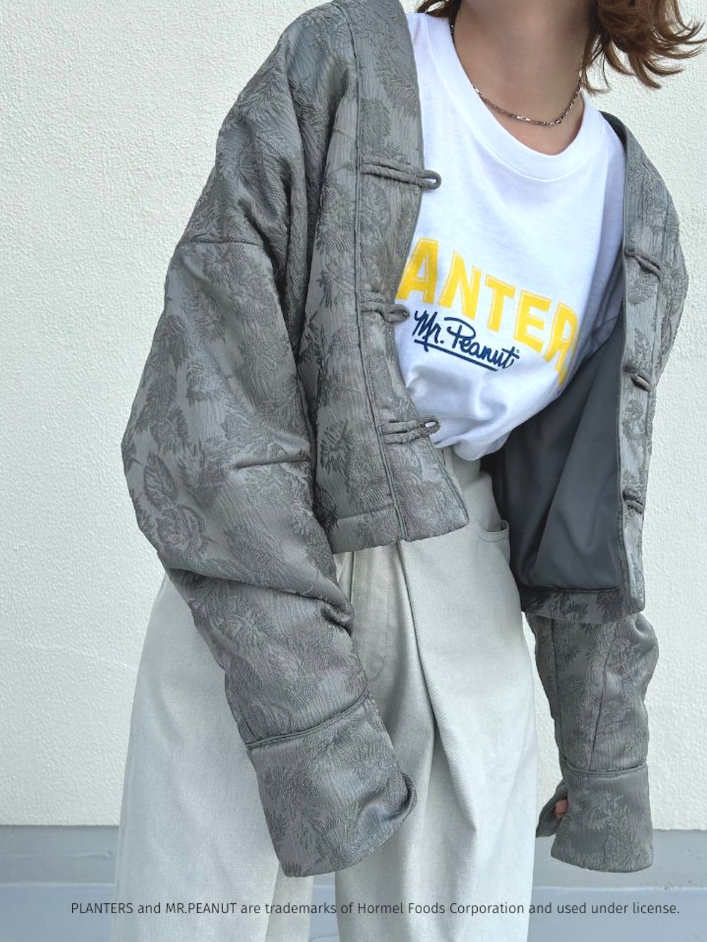 グレー系のその他アウター、グレー系のその他パンツを着用したレディースの夏コーディネートの3枚目の写真