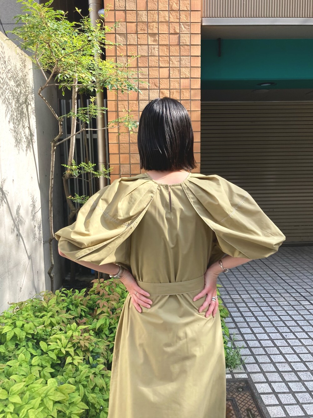 グリーン系のワンピースを着用したレディースの夏コーディネートの2枚目の写真