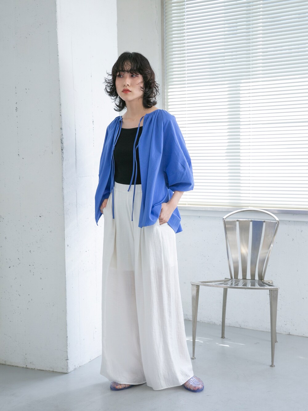 ブルー系のシャツ/ブラウス、ホワイト系のその他パンツを着用したレディースの夏コーディネートの2枚目の写真