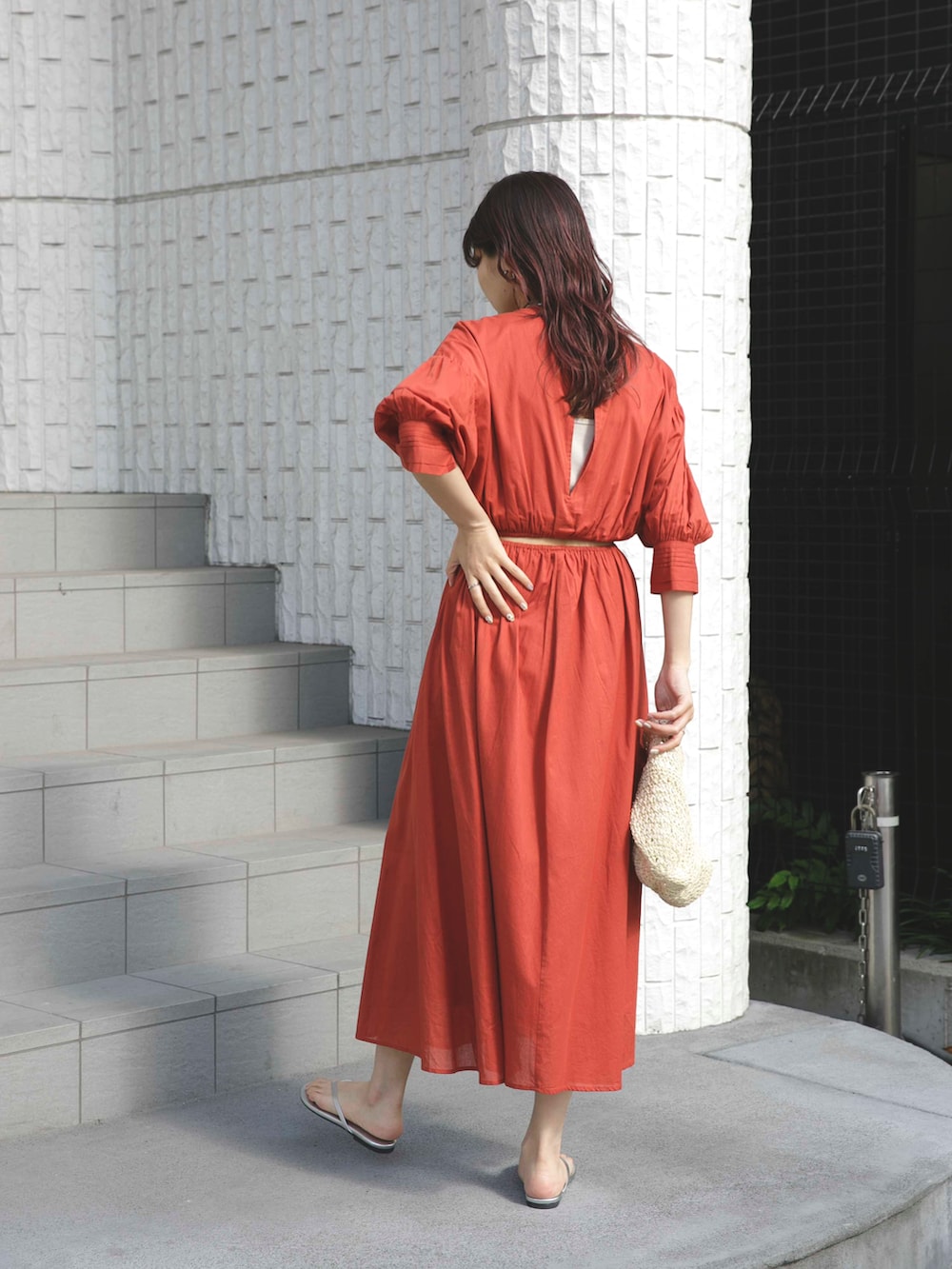 シルバー系のサンダル、ブラウン系のワンピース、ベージュ系のハットを着用したレディースの夏コーディネートの3枚目の写真