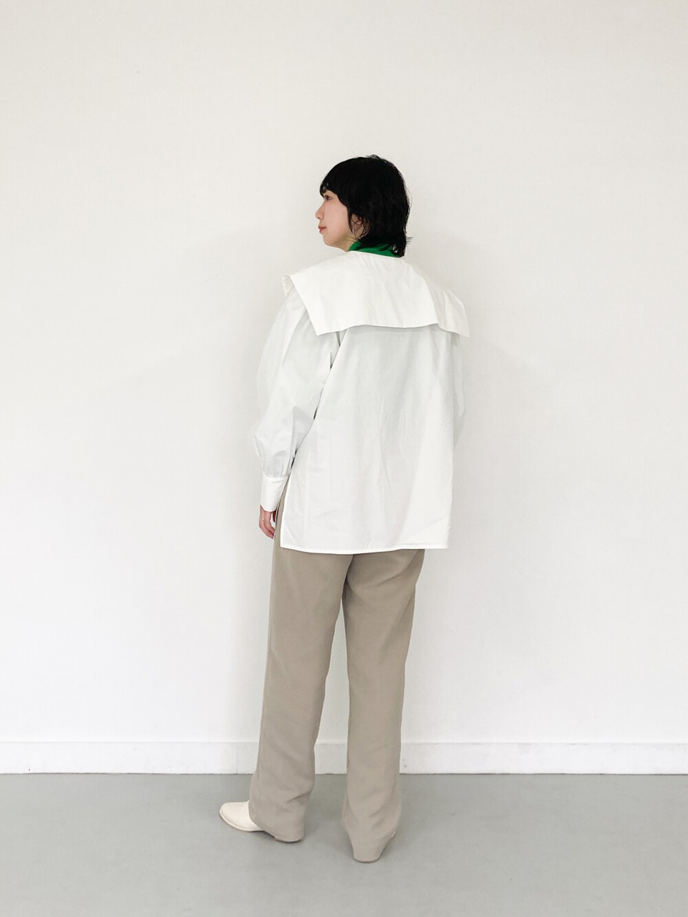 ブラック系のその他アウター、グリーン系のTシャツ/カットソーを着用したレディースの秋コーディネートの5枚目の写真