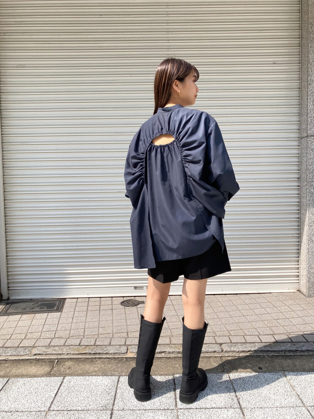 ブルー系のシャツ/ブラウス、ブラック系のその他パンツ、ブラック系のブーツを着用したレディースの秋コーディネートの2枚目の写真