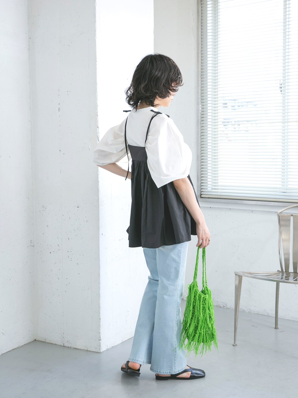 ホワイト系のTシャツ/カットソー、ブラック系のベスト、ブルー系のデニムパンツを着用したレディースの夏コーディネートの3枚目の写真