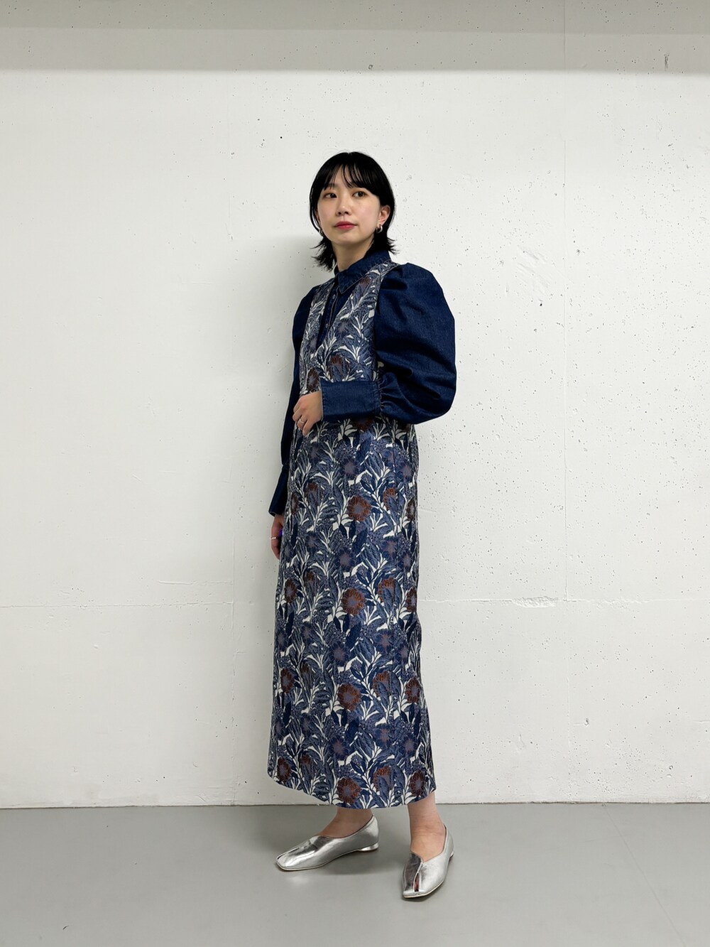 ブルー系のワンピース、ブルー系のシャツ/ブラウスを着用したレディースの冬コーディネートの2枚目の写真